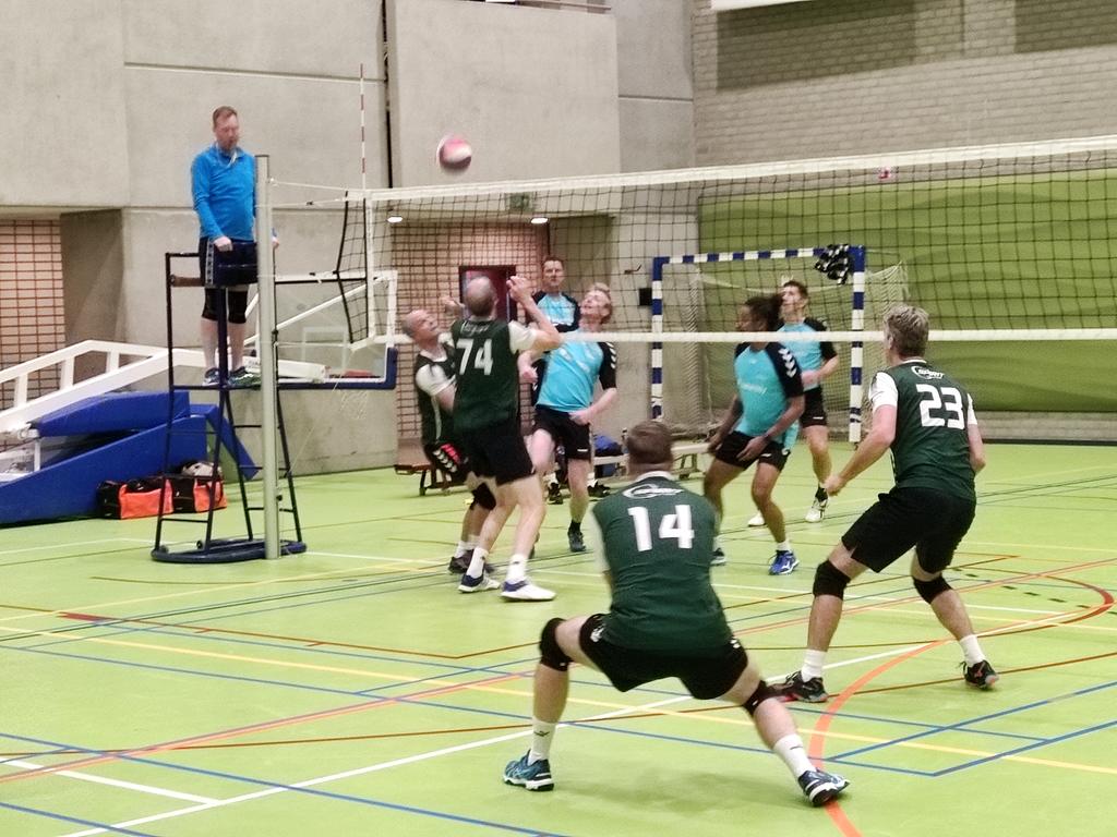 Herenwedstrijd in de grote hal van Sportiom, met scheidsrechter op de stoel