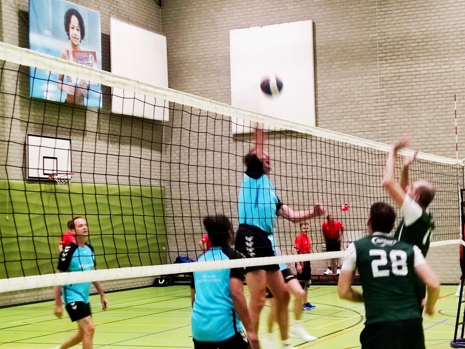 Smash bij het net tijdens een BBVF-wedstrijd in Sportiom